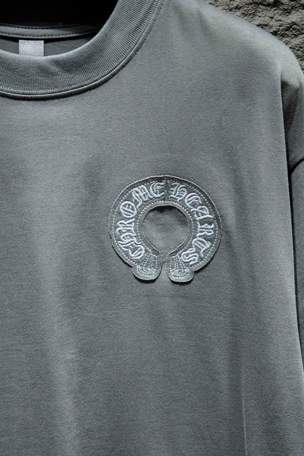 P190 🆕Chrome Hearts os version is really charming and Chrome Hearts is really a must-have. Each season's new version is made to the extreme. It is very practical and can be worn casually. Nice✔️ - ⚠️100% cotton. Made of 32-count double yarn, 260-gram weight fabric and imported knitted carded cotton. The thickness is moderate, drapey and contoured, and the upper body is comfortable! ! It is very tolerant to fat body types and can instantly lose five pounds after wearing it!  Front panel #Back panel Simple elements# Artistic arrangement of English letters. Imported Tajima high-density heavy-duty embroidery technology. The fonts are three-dimensional and full. The letters are embroidered by imported machines after adjusting according to the original details. The thickness is moderate. The hardware is imported hardware accessories. Handmade elements are added to the body, which greatly increases the interest of the clothing; unique visual effects. After special fraying effect treatment, a unique distressed effect is formed. An irregular hem is added to the version. This year, Crow Heart is focusing on the version. In the past two years, the oversize version has become the focus of the trend. It has also been a popular staple in the past two years. The change of designers has made this brand an instant hit. The progressive fashion of the times also needs the blood impact of fresh elements and trendy designs in order to continue its glory! It’s stylish both inside and outside, a must-have for high street travel! An absolute "eye-catching style" that can match couples 💏 Color: washed black, premium gray and white Size: S M L XL